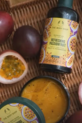 EDIÇÃO LIMITADA DE MARACUJÁ ESTÁ DE VOLTA! 🧡  Body Yogurt - Textura leve e refrescante que absorve em segundos, deixando a pele macia e com aquele cheirinho frutado.  Gel de Banho - Limpa suavemente e transforma o banho num momento tropical.  Esfoliante Corporal - Elimina as células mortas e deixa a pele suave e radiante, com um toque de verão.