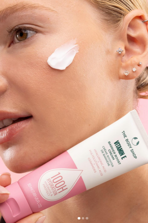 Pele seca, isto é para ti. O Creme Intensivo da Barreira Vitamina E dá até 100H de hidratação e aumenta a hidratação em 97% em apenas 30 min ✨ Leve, nutritivo e adequado para pele sensível💧 Vais experimentar? 👀