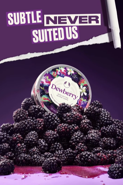 Já chegou a Dewberry Body Butter 💜 Um clássico retro reinventado, com notas suculentas de dewberry, flores suaves e um fundo quente irresistível. Uma textura cremosa e deliciosa para envolver a tua pele em pura nostalgia 💫