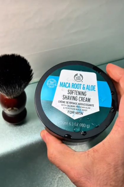 Uma ideia de presente para o Dia do Pai que ele vai mesmo usar 💚 Um creme de barbear para um barbear fácil, confortável e sem complicações. Ajuda a deixar a pele suave, macia e hidratada após o barbear