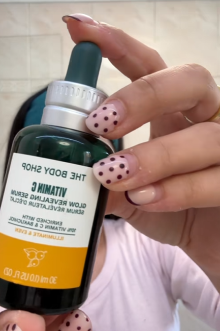 Rotina com Vitamina C para uniformizar o tom, potenciar a luminosidade e deixar a pele com um aspeto saudável ✨